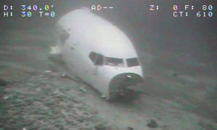 Publican las primeras imágenes submarinas de los restos del Boeing 737 que amarizó de emergencia cerca de Hawái