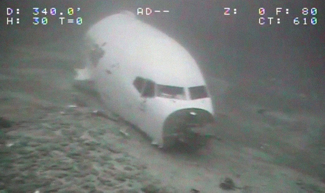 Publican las primeras imágenes submarinas de los restos del Boeing 737 que amarizó de emergencia cerca de Hawái