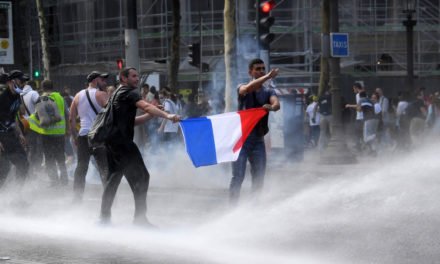 Cañones de agua, manifestantes sin mascarilla y choques con la Policía: Miles de personas protestan en varios países contra las medidas anticovid