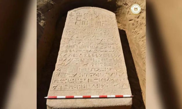 Un agricultor egipcio encuentra por error una estela faraónica de 2 mil 600 años