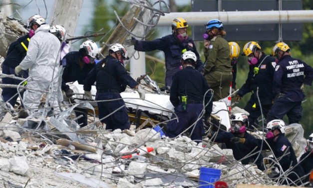 El número de muertes confirmadas aumenta a 94 en el colapso de un condominio en Surfside