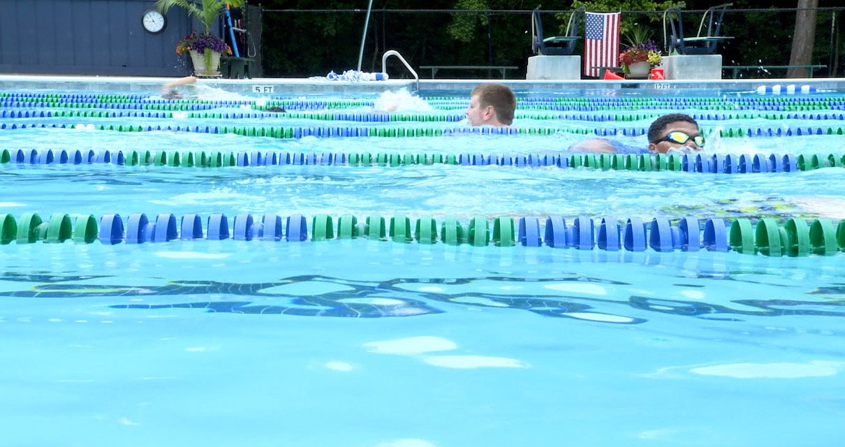 Los Dolphins de Nashville, enseñan natación con seguridad a personas con discapacidades