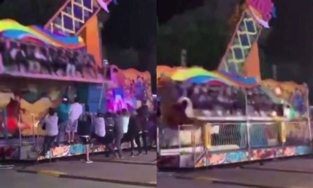 Multitud evita que una atracción mecánica de un carnaval se vuelque