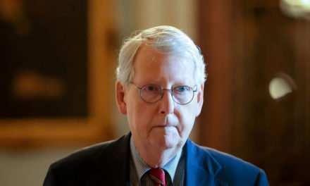 El republicano Mitch McConnell afirma que EE.UU. “debe actuar rápidamente con ataques aéreos para frenar los avances de los talibanes” en Afganistán