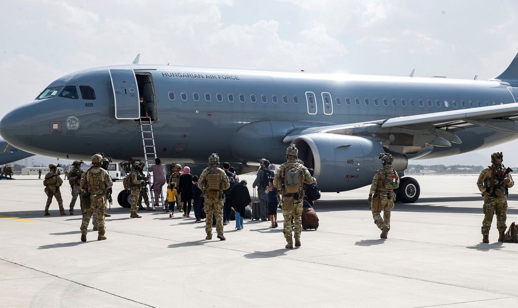 El Pentágono activa la reserva de aviones civiles para acelerar la evacuación de Afganistán mientras los talibanes culpan a EE.UU. por el caos