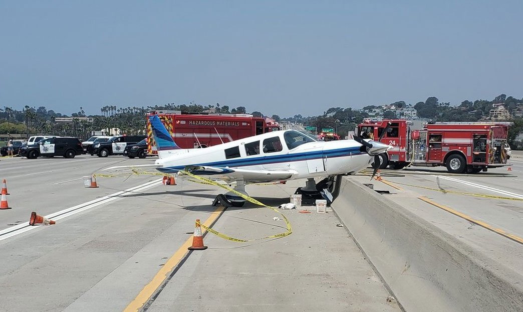 Una avioneta aterriza de emergencia en medio de una autopista en EE.UU. y provoca daños y caos vehicular