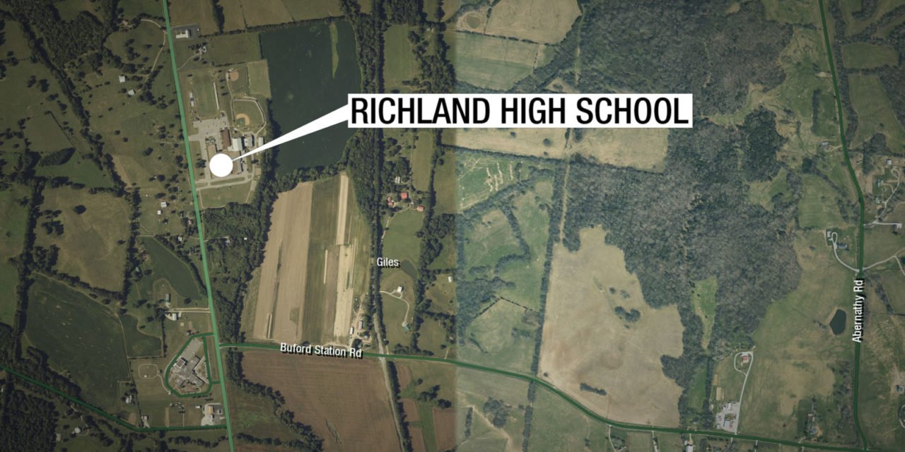 Diputados adicionales dotando personal a Richland High School después de la amenaza de disparar