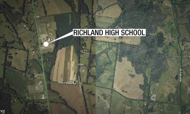 Diputados adicionales dotando personal a Richland High School después de la amenaza de disparar