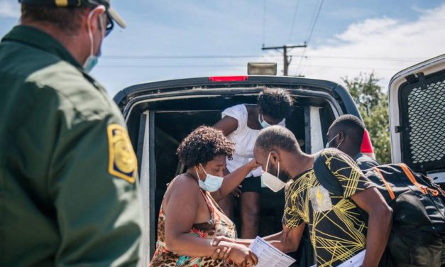 El enviado especial de EE.UU. para Haití renuncia por la “inhumana” decisión de expulsar a migrantes haitianos