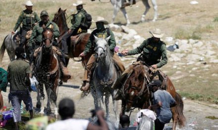 EE.UU. suspende temporalmente a la patrulla a caballo en la frontera con México tras agresión a migrantes