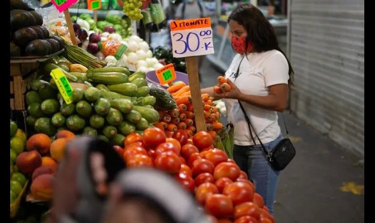 Jitomate y manzana verde aumentaron por lluvias y escasez, justifican vendedores