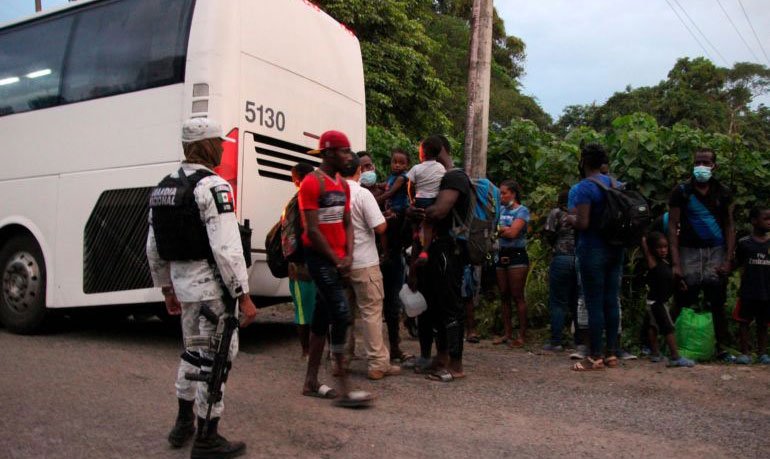 AMLO pide a empresas transportistas que no trasladen a inmigrantes