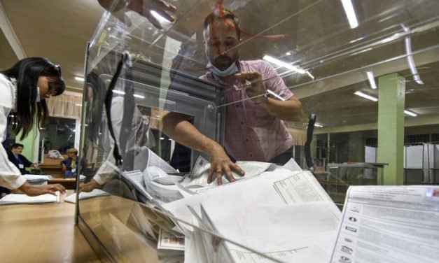 El partido Rusia Unida gana las elecciones legislativas con el 49,82% de los votos y retiene la mayoría parlamentaria