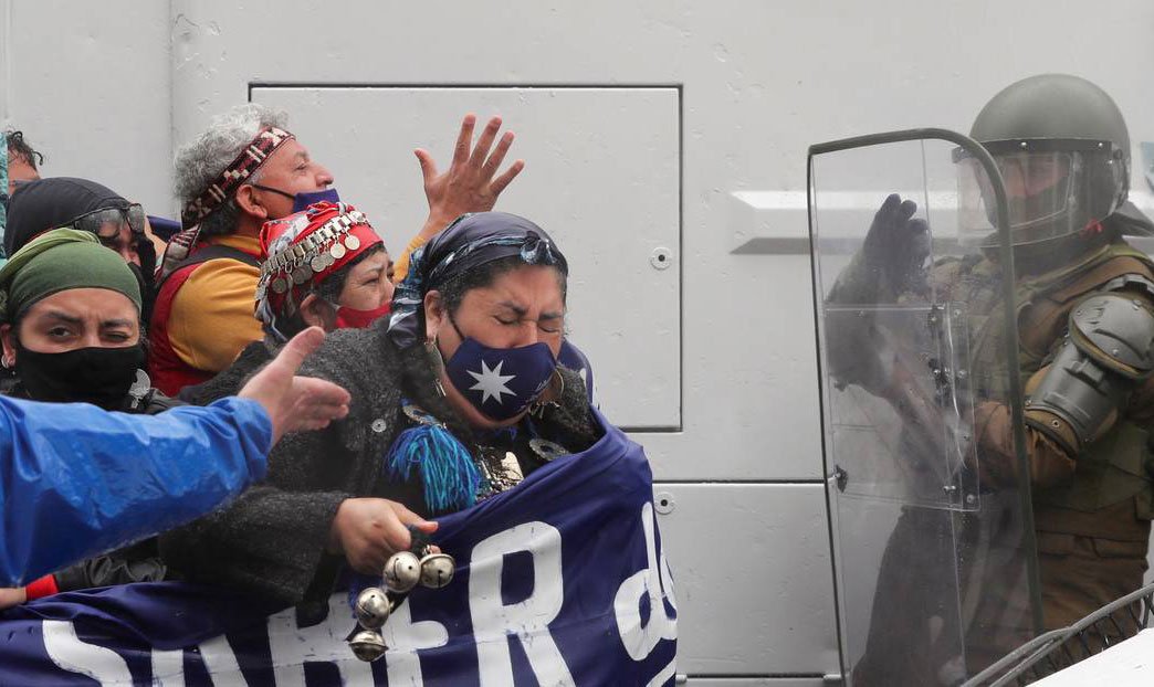 Un muerto y 10 detenidos dejan choques entre la Policía y activistas mapuches durante una marcha en Santiago de Chile (VIDEO)