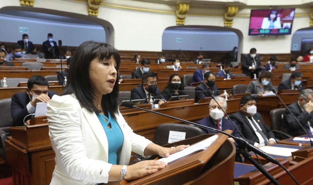 Tensión política en Perú: la jefa de ministros pide en el Congreso el voto de confianza al segundo gabinete que Castillo presenta en menos de 100 días