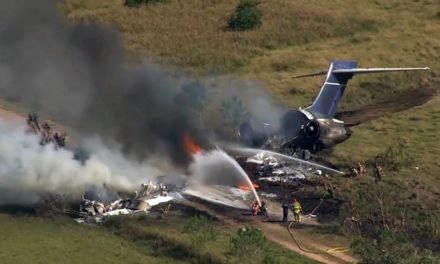 Se estrella y se incendia en Texas un avión con 21 personas a bordo y todas sobreviven