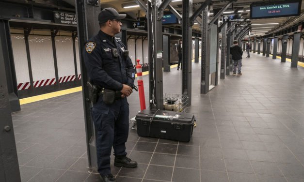 Policías sacan a empujones del metro de Nueva York a un hombre que les pidió usar tapabocas