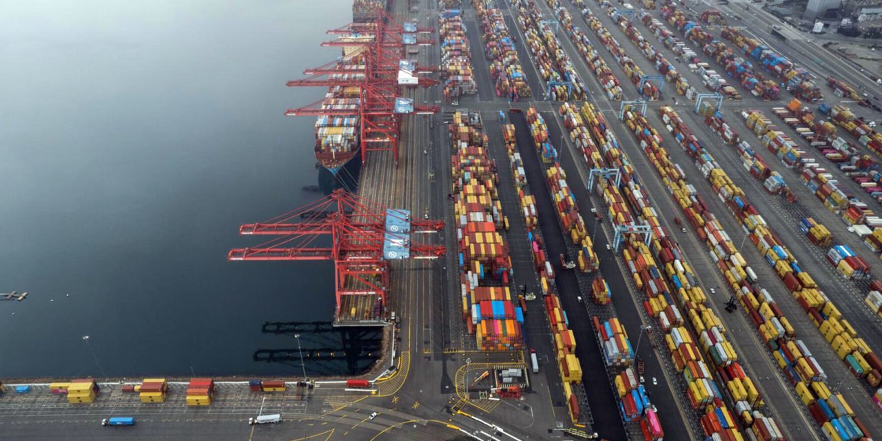 24 mil millones en bienes están flotando fuera de los puertos más grandes de California