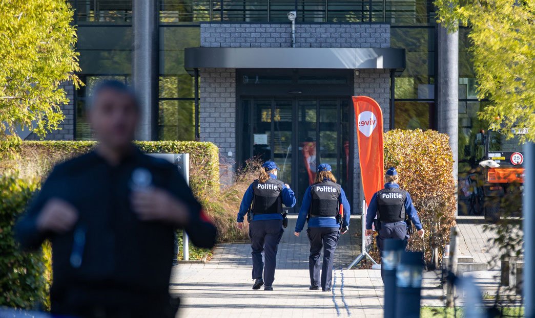 Cierran escuelas y edificios públicos en la ciudad belga de Waregem por reportes de un hombre armado