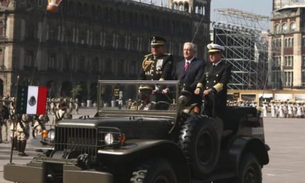 AMLO encabeza desfile de la Revolución Mexicana en la CDMX