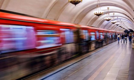 Un hombre muere arrollado en el metro de Moscú cuando intentaba salvar a un suicida que sí sobrevivió