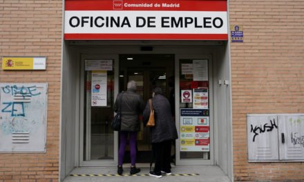 España cierra octubre con un descenso de desempleo por primera vez en 46 años