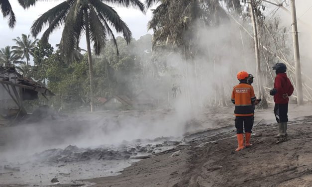 Una isla indonesia queda envuelta en cenizas tras la erupción del volcán Semeru, que dejó decenas de víctimas