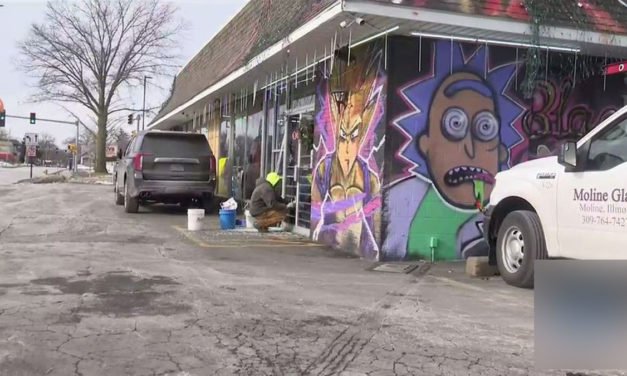 Empleado de una tienda de Illinois dispara y mata a un sospechoso durante un robo a mano armada