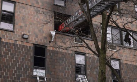 “Uno de los peores incendios” en la historia de Nueva York deja al menos 19 muertos, incluidos 9 niños, y decenas de heridos