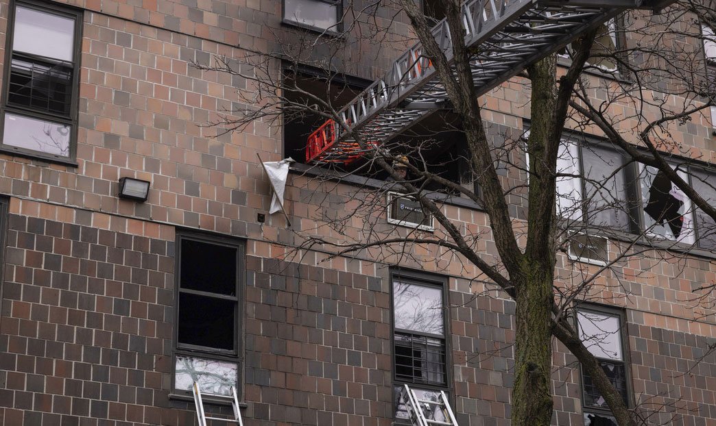 “Uno de los peores incendios” en la historia de Nueva York deja al menos 19 muertos, incluidos 9 niños, y decenas de heridos