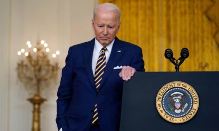 La aprobación de Biden alcanza un nuevo mínimo en la marca de un año