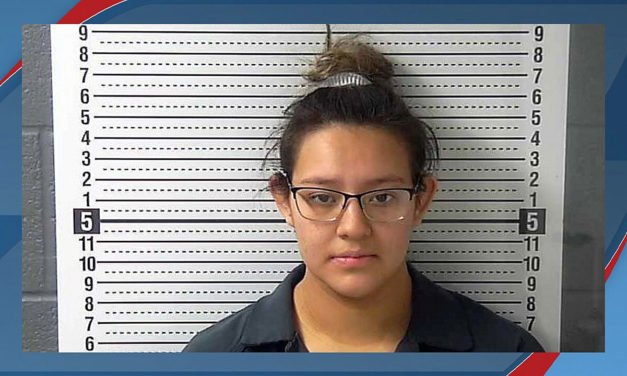 Mujer de Nuevo México es arrestada después de supuestamente dejar a un bebé en un basurero