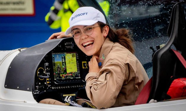 Mujer de 19 años establece récord de vuelo mundial en solitario