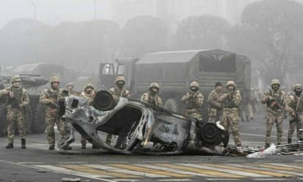 El presidente de Kazajistán ordena abrir fuego contra los “terroristas” sin previo aviso