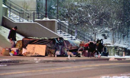 Trabajadores de los refugios para invierno, dedican largas horas para satisfacer y suplir las necesidades durante estos días