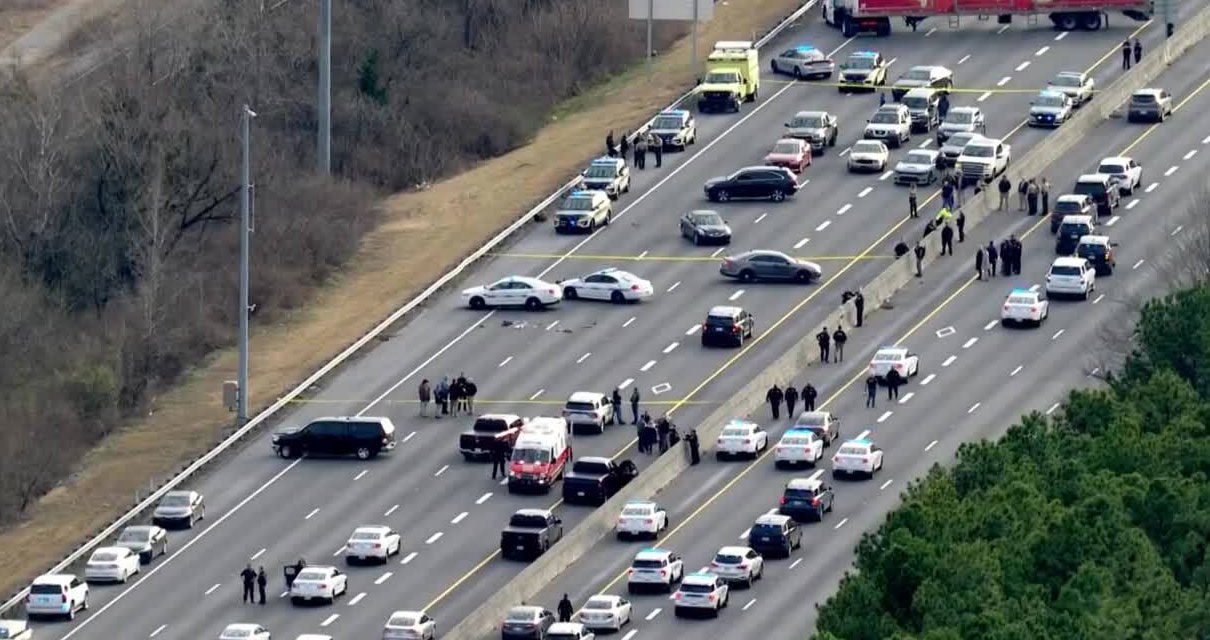 Un Hombre en la I-65 es baleado, por la policía