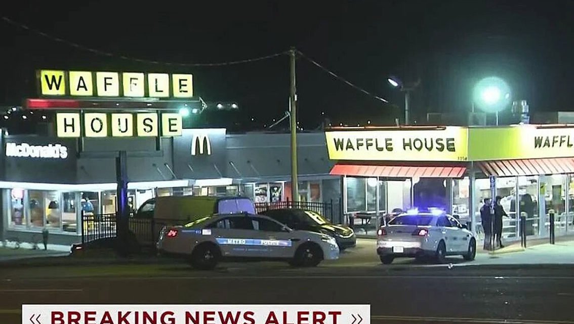 Sospechoso huye de Waffle House tras robo a mano armada