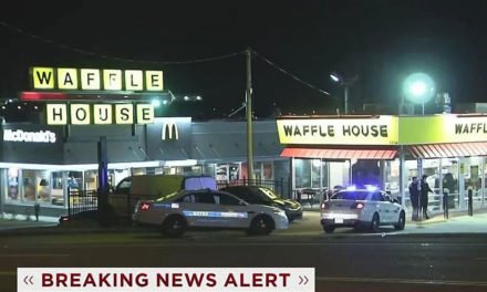 Sospechoso huye de Waffle House tras robo a mano armada