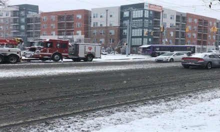 Camión de bomberos y autobús WeGo se vieron involucrados en un accidente en la calle Jefferson