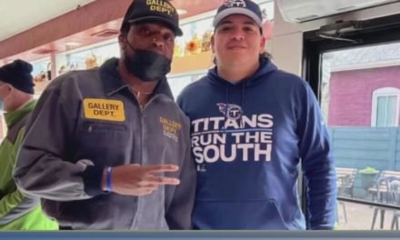 Aficionado de los Titans desayuna con Derrick Henry