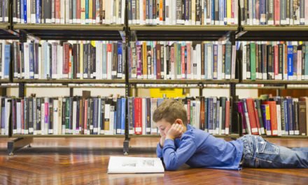 Un niño de 8 años escribe un libro de aventuras, lo cuela en una biblioteca y se convierte en un éxito