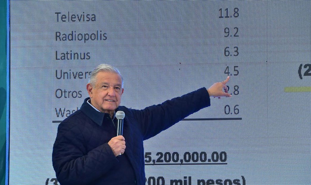 “Gana más que yo”: López Obrador publica el supuesto salario del periodista Loret de Mola
