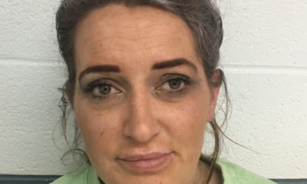 Mujer de Tennessee arrestada por varios cargos, incluido fraude de drogas, robo de identidad, falsificación