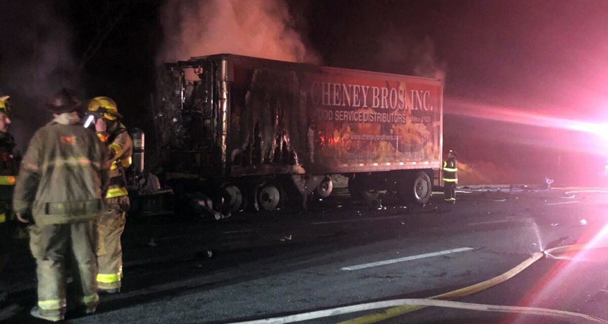 Camión que transportaba unidades de aire acondicionado se incendia en la I-40 en DIRECCIÓN AL oeste de Nashville