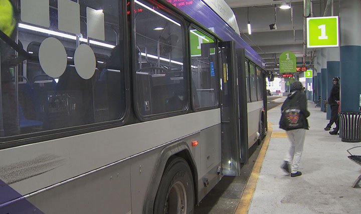 Con el aumento de los precios de la gasolina, algunas personas recurren al transporte público