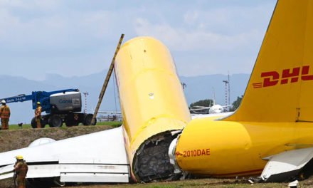 Avión de carga se parte por la mitad tras salirse de pista en Costa Rica