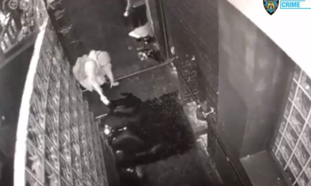 ‘Llamas hasta el techo’: pirómano prende fuego a un bar LGBTQ en Nueva York después de arrojar gas en el piso, muestra un video