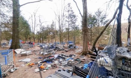 Grupo local preocupado por la basura en el campamento para personas sin hogar Brookmeade Park de Nashville