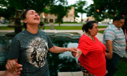 Todos los muertos en tiroteo en escuela primaria de Texas estaban en el mismo salón de clases, dado oficial