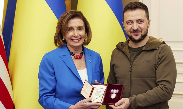 Zelenski condecora a Nancy Pelosi con la Orden de la Princesa Olga durante su visita a Ucrania